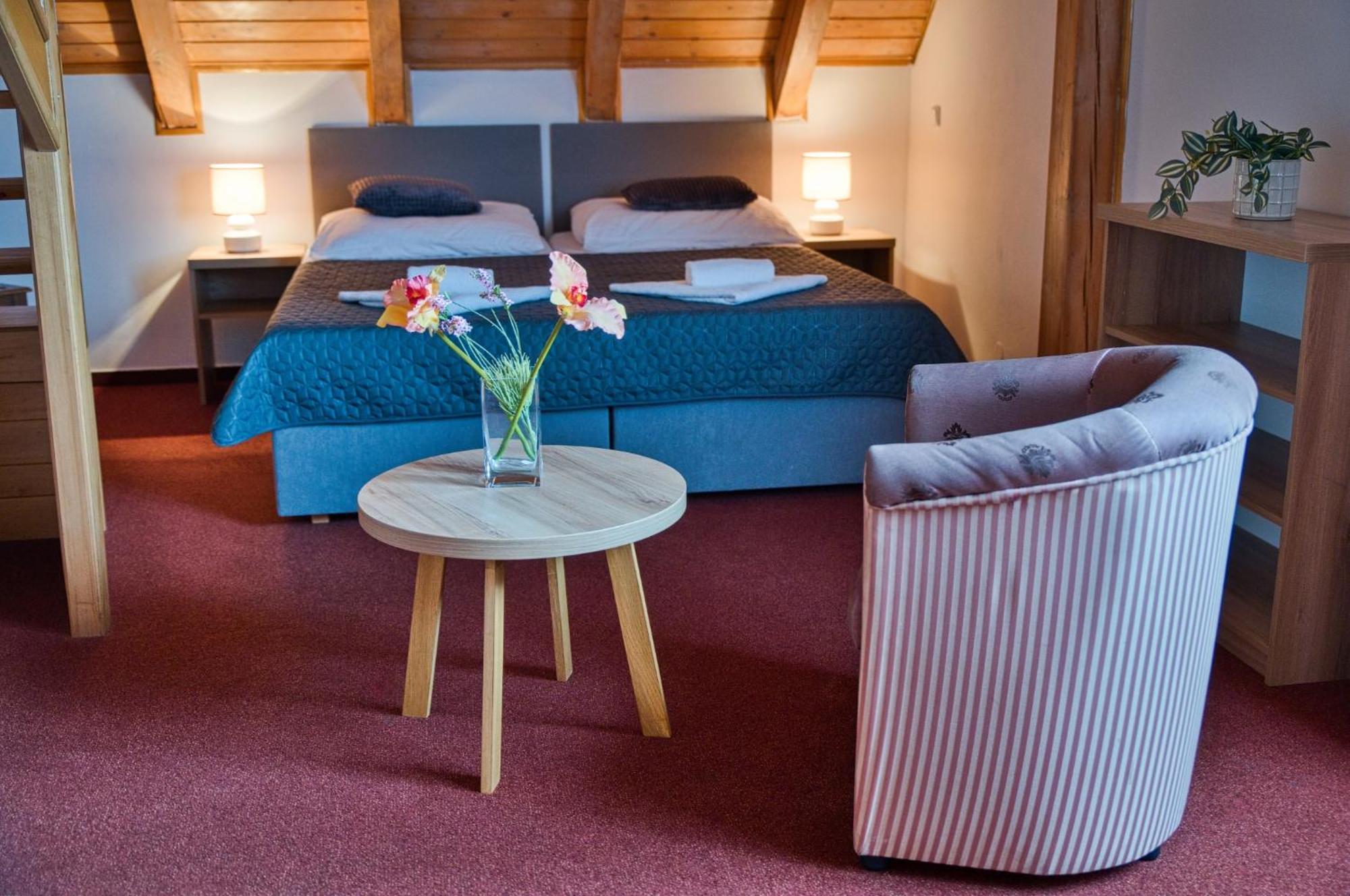 Krusovice Hotel U Lipy מראה חיצוני תמונה